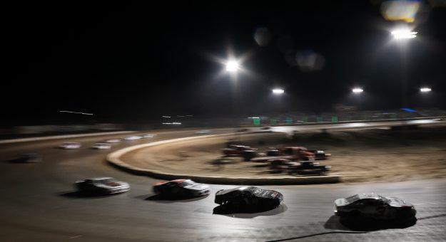 Visit 19 Cars Set to Battle it out on the Dirt at Ohsweken Speedway page
